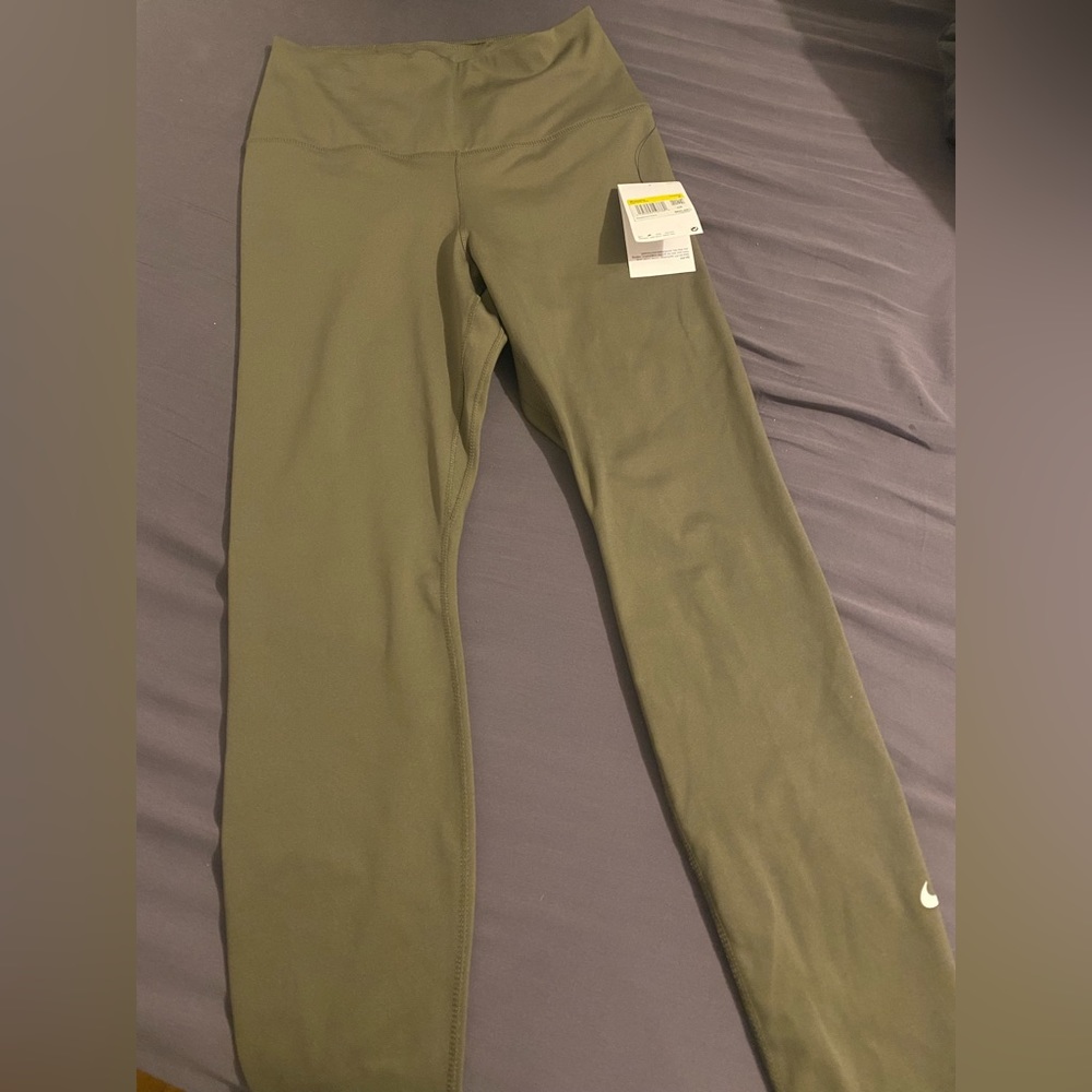 Nike active wear - Picture 1 of 2